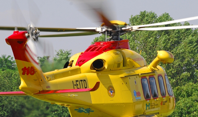 Cade da un muretto mentre taglia arbusti: grave 59enne