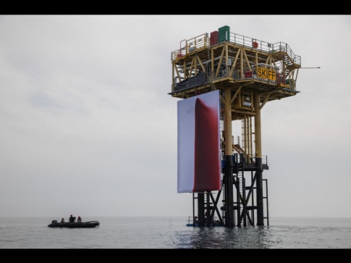 Protesta Greenpeace, opera d'arte su piattaforma gas Shell