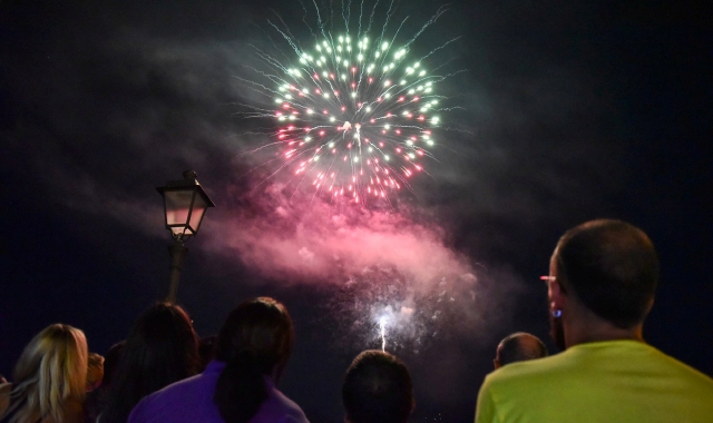 Ferragosto nel Varesotto: fuochi a Laveno, feste dappertutto
