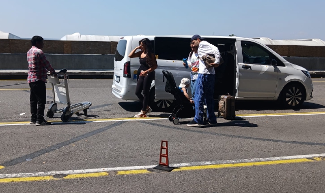 Non sono pochi al T1 di Malpensa e abbordano soprattutto stranieri ignari di incappare in facchini abusivi