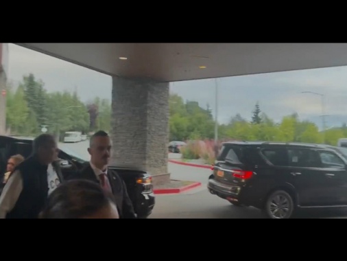 Lavrov arriva in Alaska indossando una felpa con la scritta Cccp