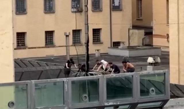 Il 3 giugno scoppiò una sommossa nel carcere genovese di Marassi perché un diciottenne fu sottoposto a crudeli violenze