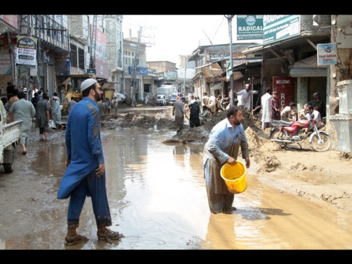 In Pakistan quasi 350 morti per le piogge monsoniche, 165 feriti