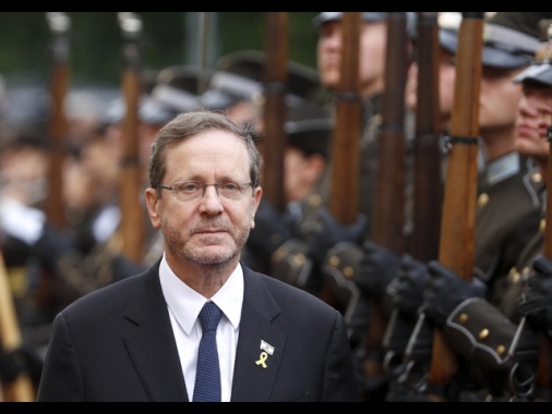 Herzog in piazza con famiglie ostaggi, 'li riporteremo a casa'