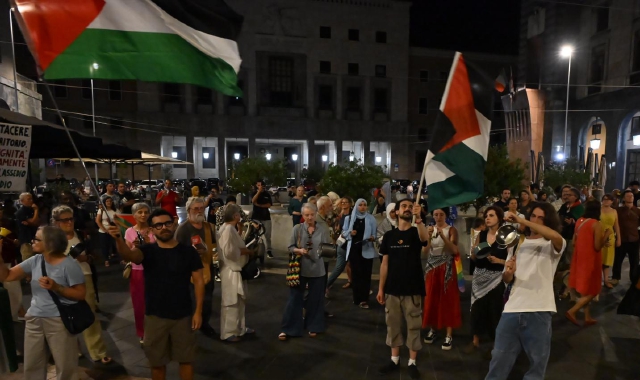 La manifestazione in piazza Monte Grappa (foto Angelo Puricelli/BLITZ)