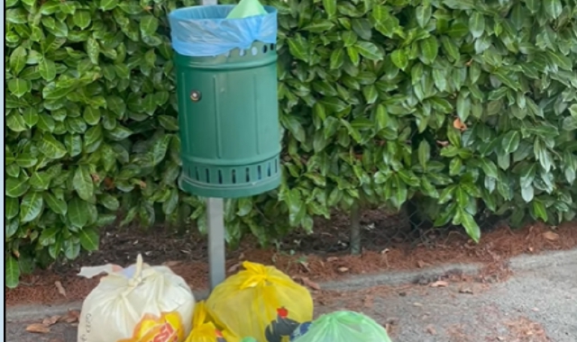 I cestini colmi di sacchi a Daverio ripresi dal sindaco Marco Colombo