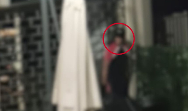 Nell’immagine tratta dal video girato di notte uno dei due autori della spaccata al bar “L’Uva Passa”