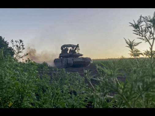 Kiev, 'blindato nemico attacca con bandiere russa e Usa'