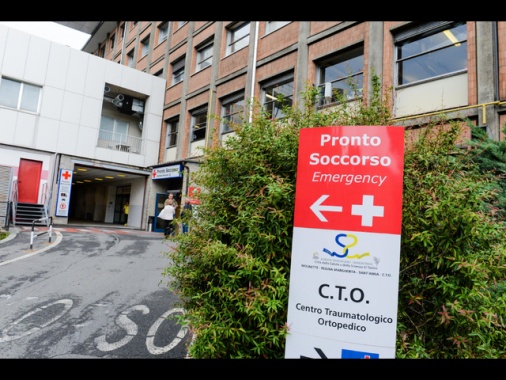 Incendio in una palazzina del Torinese, morta 28enne