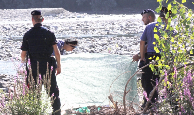 I carabinieri durante le operazioni di recupero del corpo di un disperso nel fiume (foto Archivio)