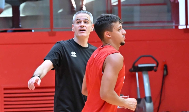 Coach Kastritis e Librizzi durante la seduta pomeridiana di oggi (foto Angelo Puricelli, Blitz)