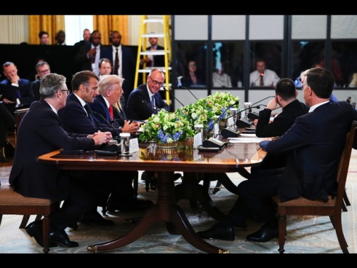 Merz, serve un cessate il fuoco prima del trilaterale