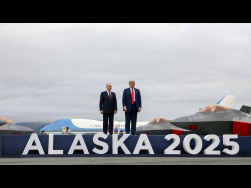 Media, 'Trump interrompe i colloqui per chiamare Putin'