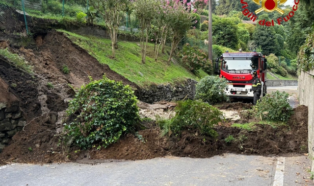Smottamento a Laveno: strada chiusa