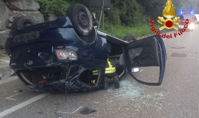 Si ribalta con l’auto a Varese: 19enne ferito