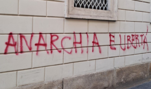 Disordini durante il Remigration Summit: fogli di via a 9 anarchici