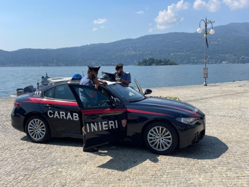 Tiro al bersaglio verso turisti dal balcone, denunciato a Stresa
