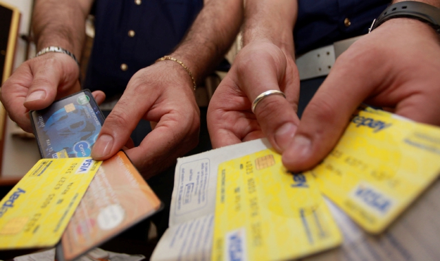 Una passata operazione delle forze dell’ordine contro la bande che chiedono di versare denaro su carte prepagate, truffando non solo gli anziani