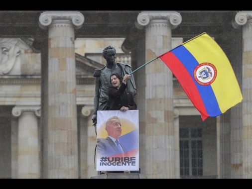Colombia, liberato l'ex presidente Álvaro Uribe