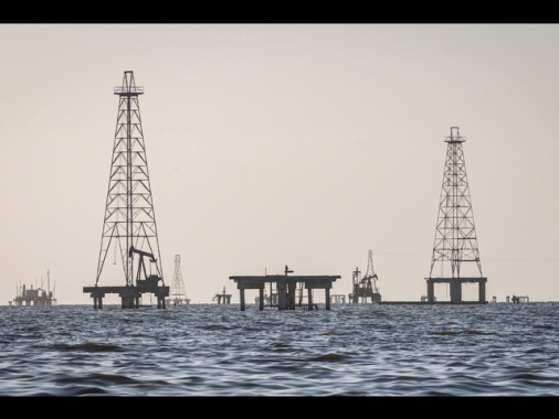 Il prezzo del petrolio in rialzo, Wti a 62,58 dollari