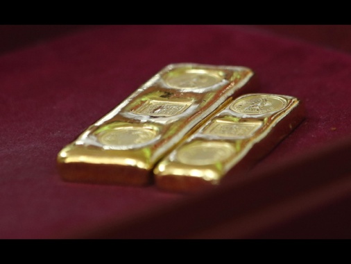 Prezzo dell'oro in aumento, spot a 3.323,11 dollari