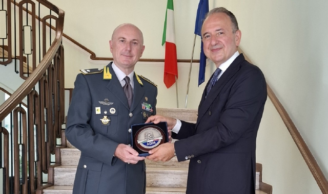 Il  comandante provinciale della Guardia di finanza di Varese, generale Giuseppe Coppola, e il dirigente dell’Ufficio delle Dogane di Varese, Mauro Di Mirco