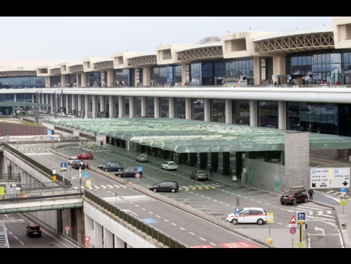 Dà in escandescenze e appicca incendio a Malpensa, bloccato