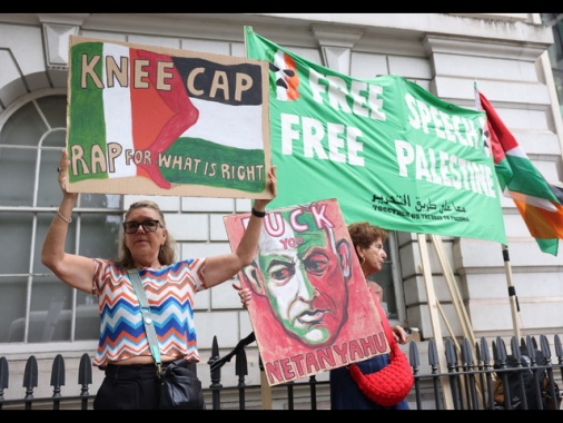 Cantante rap dei Kneecap in tribunale a Londra per 'terrorismo'