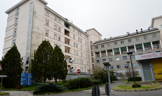 Precipita dal sesto piano dell’ospedale e muore