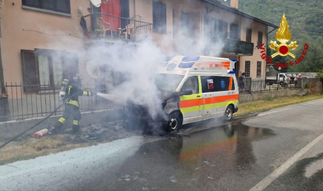 L’intervento dei vigili del fuoco per spegnere l’incendio