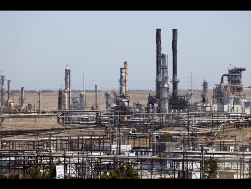 Il prezzo del petrolio è stabile, Wti a 63,58 dollari