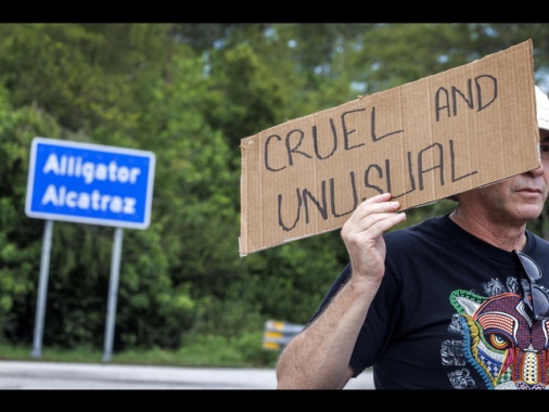 Giudice Usa ordina la chiusura di Alligator Alcatraz