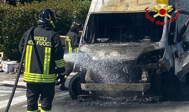 Furgone distrutto dalle fiamme sulla Provinciale