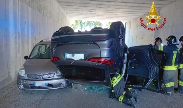 I soccorsi dei vigili del fuoco sul luogo dell’incidente