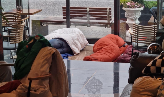 Le foto della passeggera che testimoniano la notte trascorsa a terra in albergo