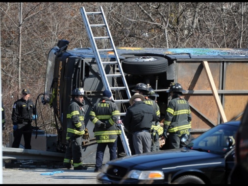 Incidente bus turisti a New York, 5 morti anche un neonato