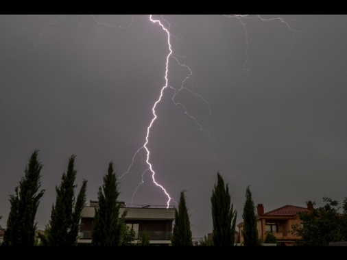 Forte temporale sulla Romagna, grandine e strade allagate