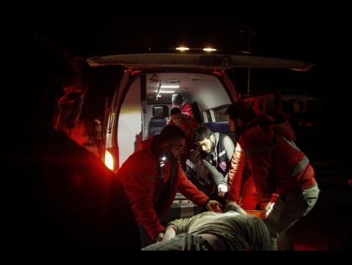 ++ Bimbo cade da quinto piano e urta una tettoia, è grave ++