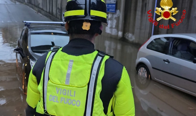 Due auto bloccate dall’acqua in un sottopasso soccorse dai vigili del fuoco