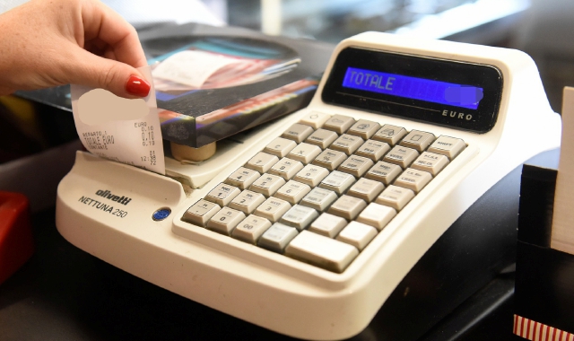 Il giovane è entrato nel locale e ha portato via il registratore di cassa (foto Archivio)