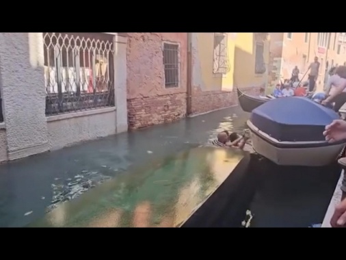 Gondola si ribalta, turisti in acqua in un canale di Venezia