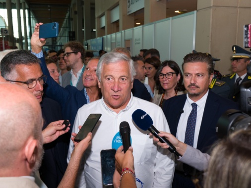 Tajani, no a truppe ma potremmo aiutare Kiev su sminamento