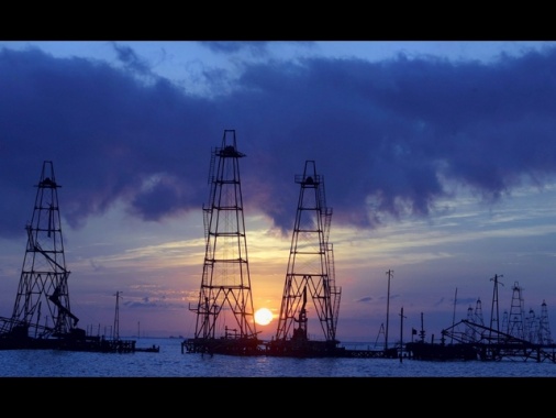 Petrolio stabile in apertura, consolida i guadagni