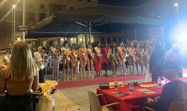 Palestina e Miss Lago Maggiore, i due volti della piazza