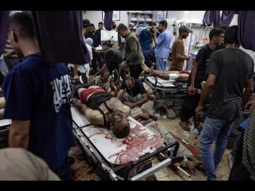 Media, raid Idf su ospedale Nasser, i morti sono 19