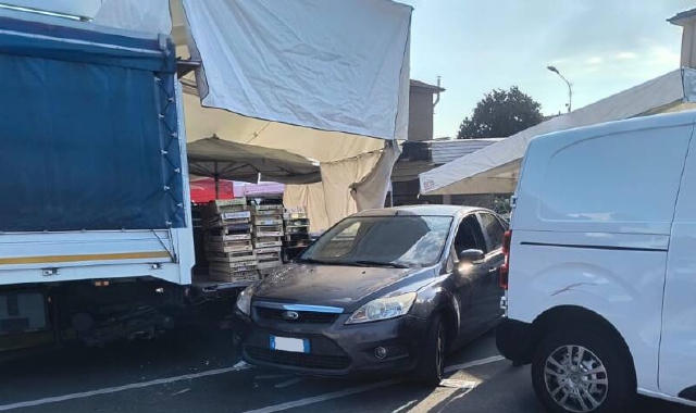 Irruzione con l’auto al mercato di Intra: 28enne ai domiciliari