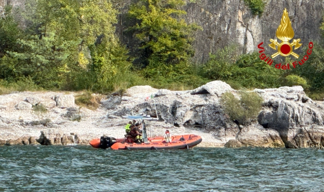 I vigili del fuoco hanno proseguito le ricerche nel lago Maggiore anche nella giornata di domenica