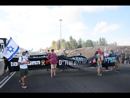 Protesta per ostaggi Gaza, bloccata l'autostrada a Tel Aviv