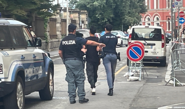 Il blitz della Polizia in via Como (foto Agenzia Blitz)