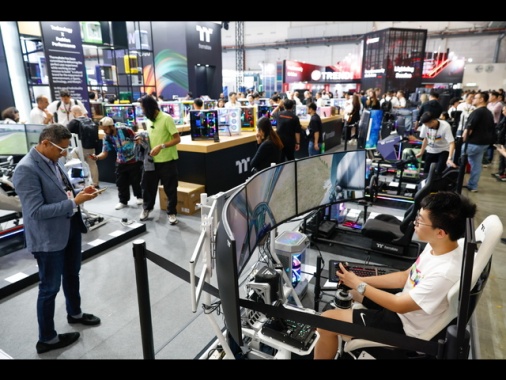 Confcommercio, 22.144 euro i consumi a testa, boom del tech